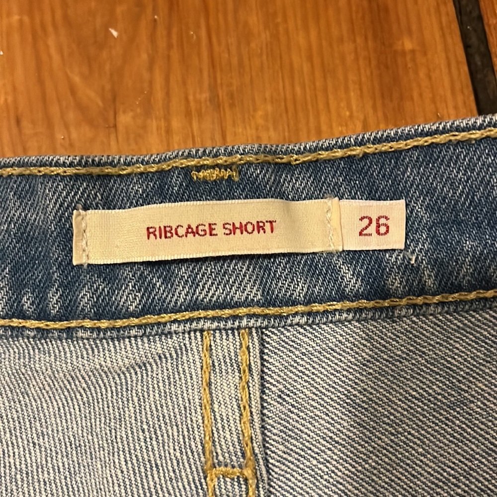 Levi’s Ribcage Shorts - Picture 6 of 6
